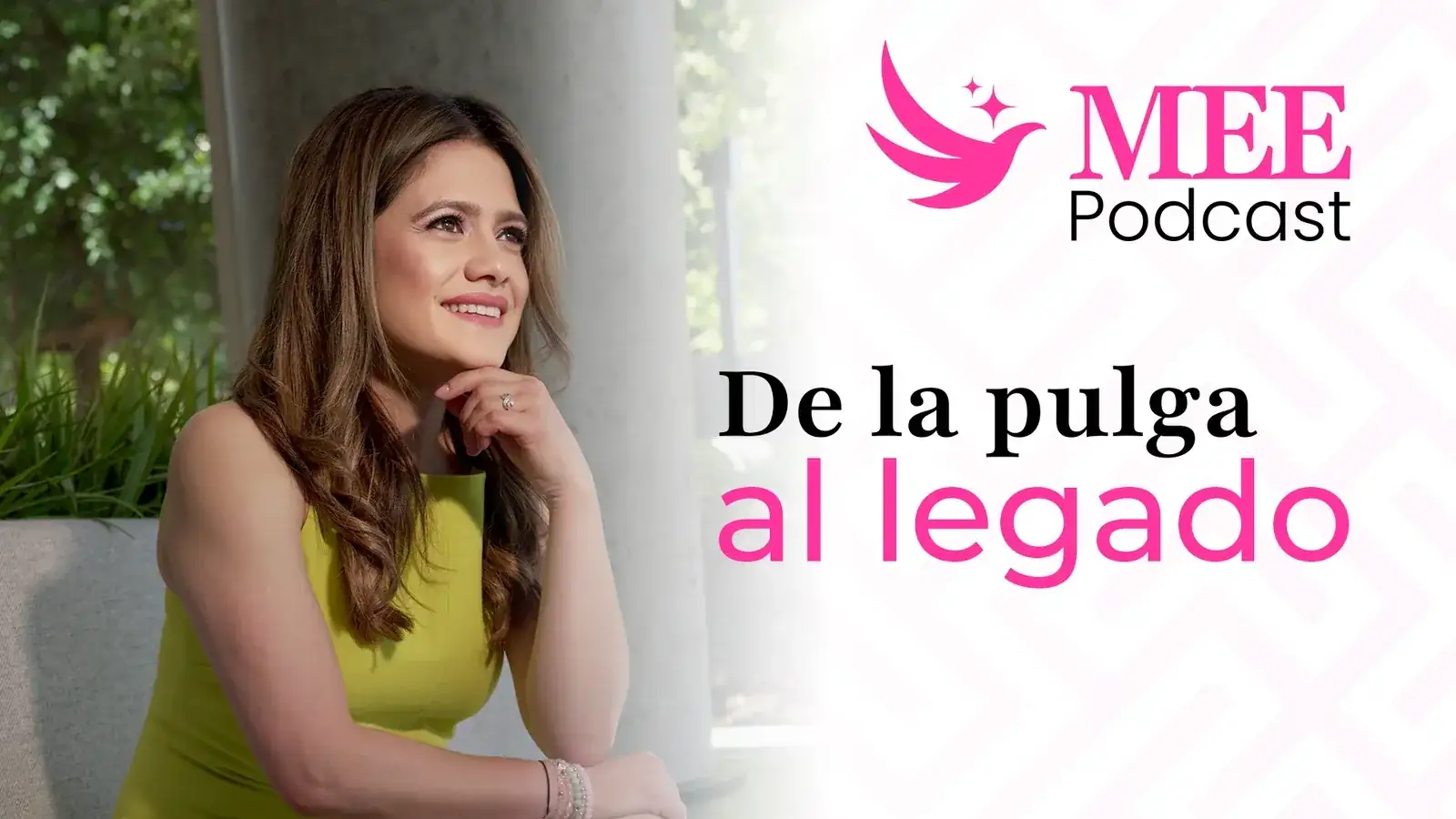 Mujer sonriente con vestido amarillo sentada, portada del episodio 4 del MEE Podcast titulado De la pulga al legado