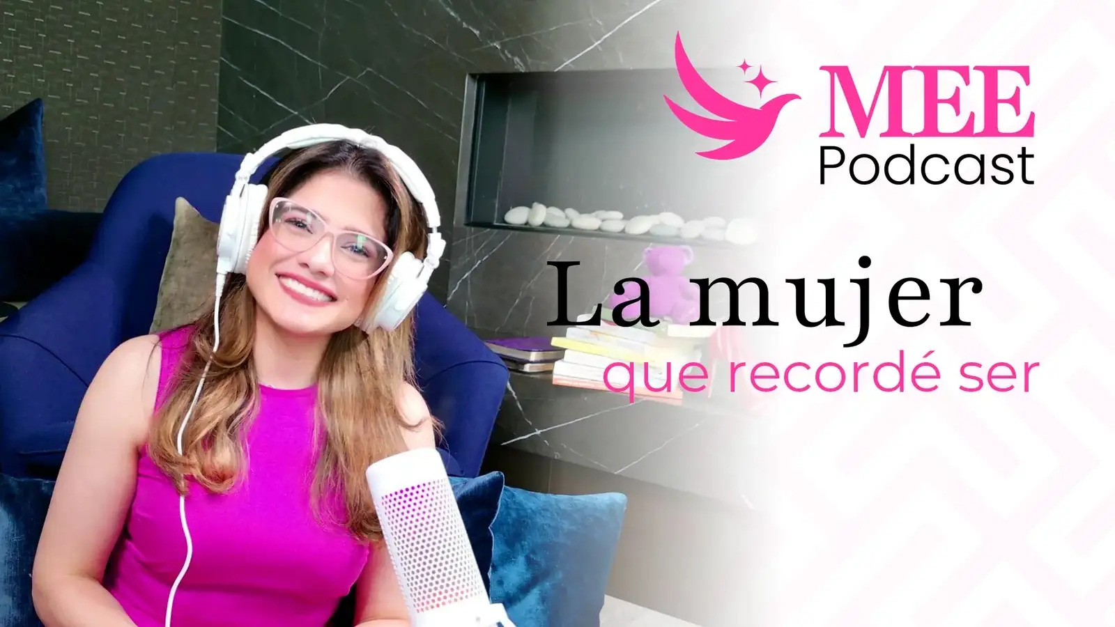 Mujer sonriente con auriculares y micrófono en un set de grabación, portada del segundo episodio de MEE Podcast titulado La mujer que recordé ser