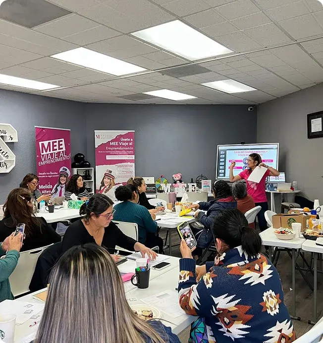 Mujeres en un taller de Be MEE recibiendo contenidos prácticos y transformadores diseñados para su crecimiento personal y liderazgo.