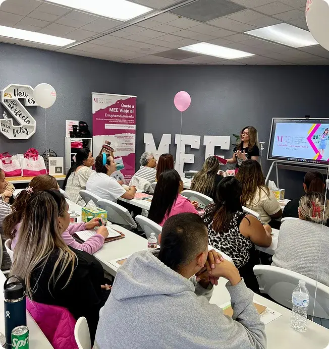 Grupo de mujeres participando en un taller de Be MEE, compartiendo comunidad y apoyo para el crecimiento personal y profesional.