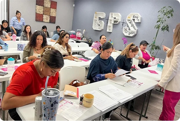 Personas participando en un taller del Mapa de Propósito Be MEE, enfocado en autoconexión y descubrimiento personal.