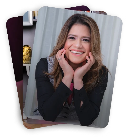 Mujer sonriendo en la página Descubre tu Camino de Be MEE, representando autodescubrimiento, transformación y crecimiento personal.