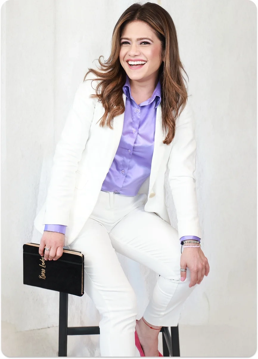 Mujer vestida de blanco sonriendo, representando liderazgo femenino, confianza y empoderamiento en Be MEE Podcast.