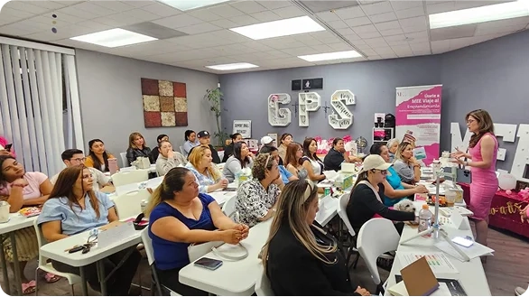 Grupo de mujeres en un taller de Be MEE, invitación a unirse a la comunidad gratuita de WhatsApp para recibir inspiración, recursos y crecimiento personal y profesional.