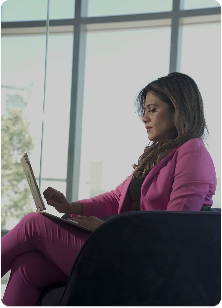 Mujer con laptop en un espacio de trabajo, representando mentoría, planificación y reflexión en el ecosistema Be MEE.