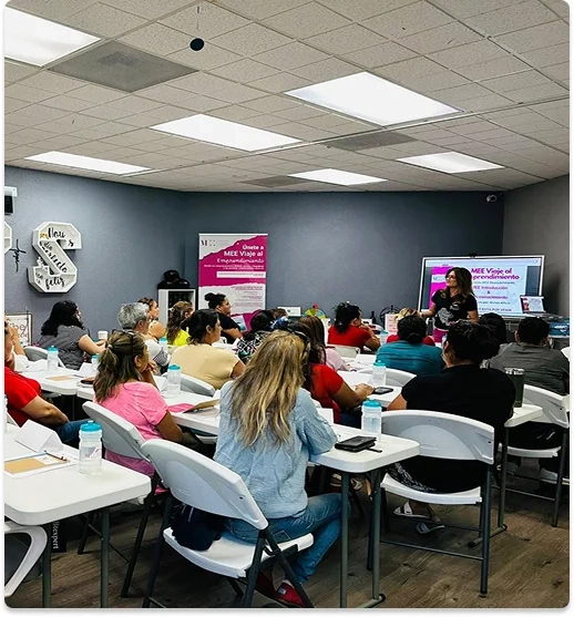 Grupo de personas participando en una sesión de mentoría grupal Be MEE, trabajando en comunidad para potenciar su crecimiento personal y profesional con acompañamiento estratégico.