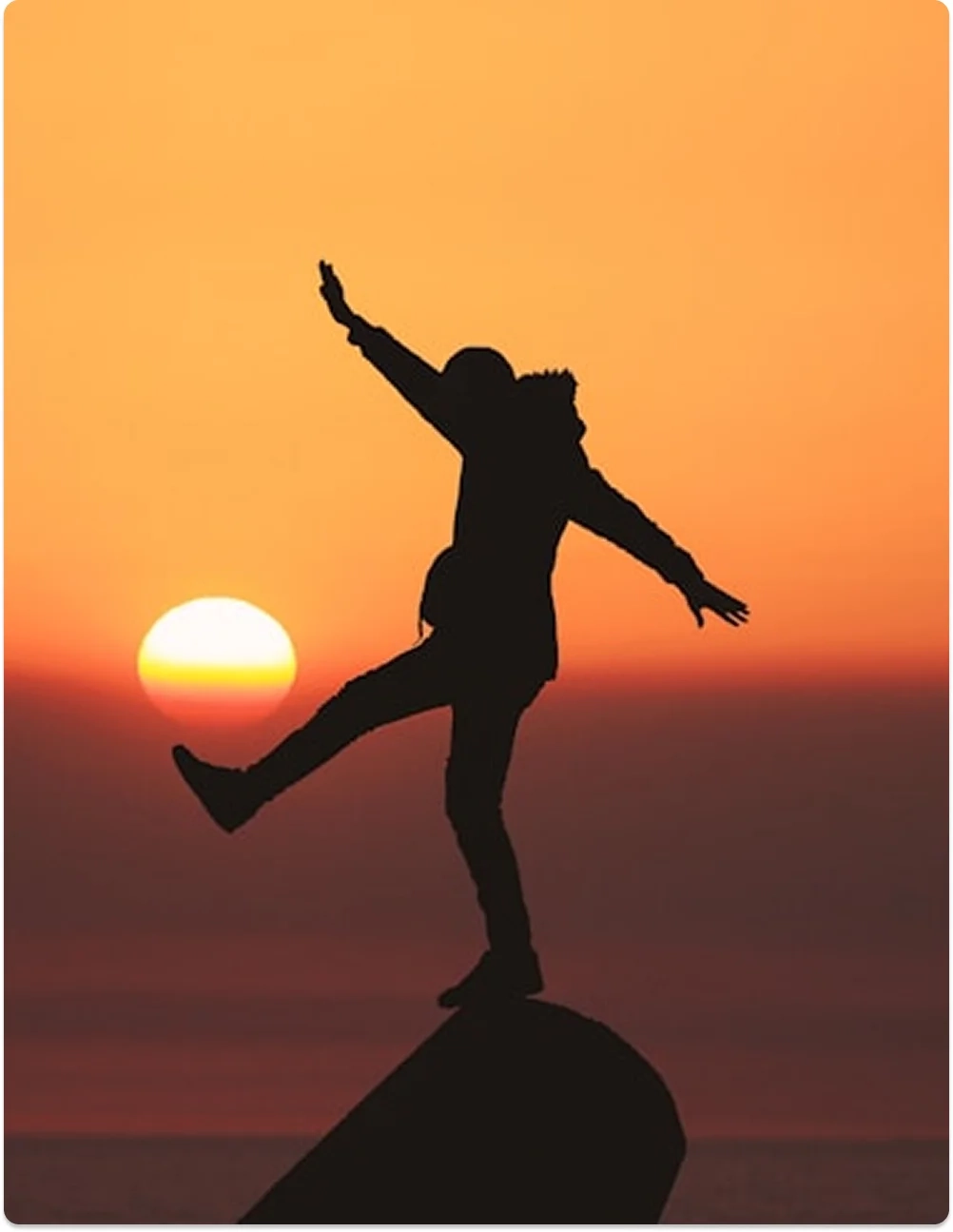 Silueta de persona saltando al atardecer, simbolizando libertad, propósito y empoderamiento en Be MEE Mentoría.